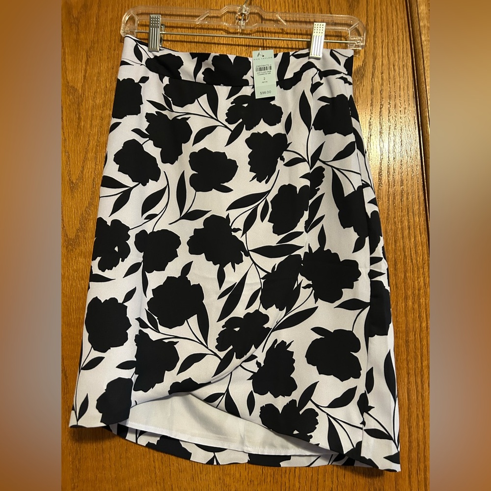 NWT - Ann Taylor Black and White Patterned Skirt